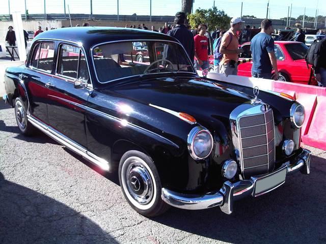 Un Mercedes 220 S