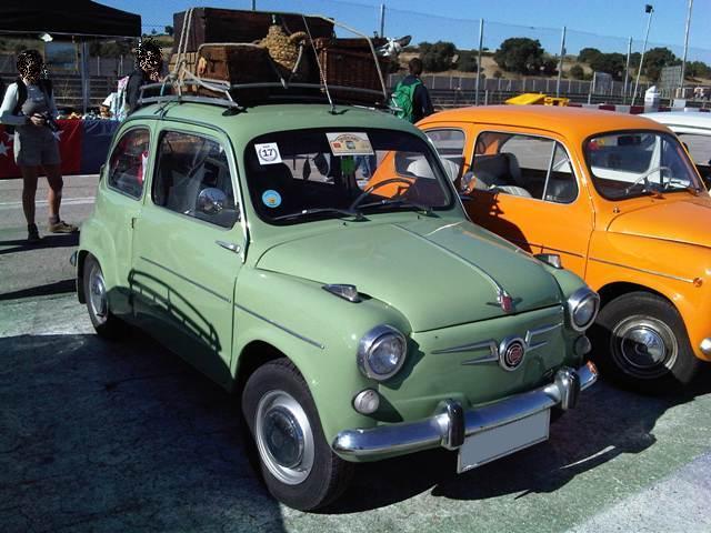 Un Seat 600 D por delante